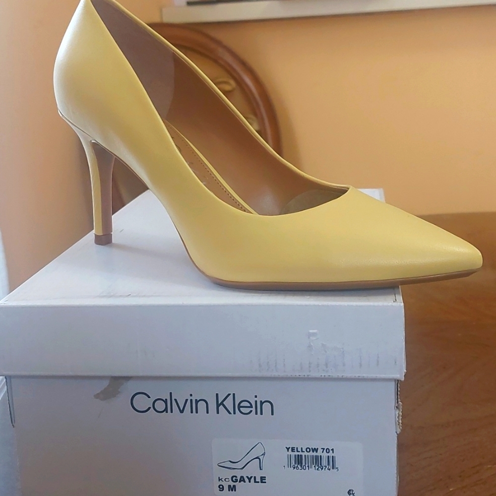 Calvin Klein Gayle Yellow Pump sz 9
